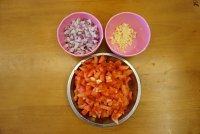 2、黑橄榄培根虾仁披萨,材料全部切碎