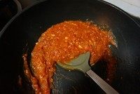 7、黑橄榄培根虾仁披萨,最后开大火煮至汤汁浓稠即可。