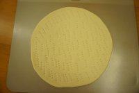 11、黑橄榄培根虾仁披萨,用叉子在饼皮上扎洞洞(防止烤的时候饼皮凸出影响卖相)