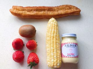 1、缤纷水果油条沙拉,准备好食材