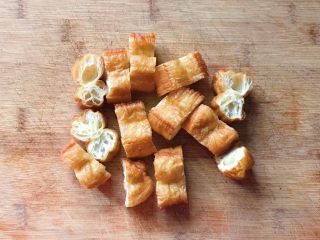 2、缤纷水果油条沙拉,油条切成一致大小