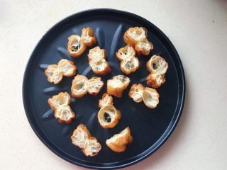 3、缤纷水果油条沙拉,放入烤箱中层120度烤10分钟取出