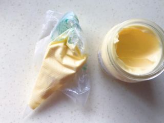 5、缤纷水果油条沙拉,把沙拉酱舀少许装入裱花袋里