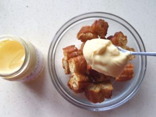 6、缤纷水果油条沙拉,油条放入碗中，舀上沙拉酱拌匀