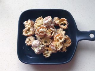 7、缤纷水果油条沙拉,拌好的油条装在漂亮的容器里