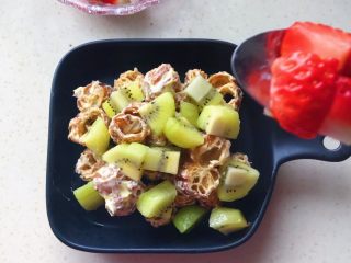 9、缤纷水果油条沙拉,放上草莓