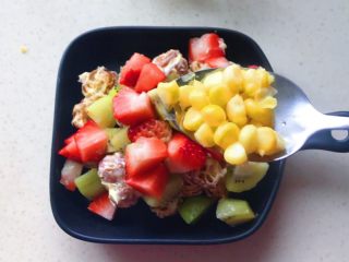 10、缤纷水果油条沙拉,再放上玉米粒