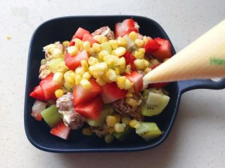 12、缤纷水果油条沙拉,最后在上面按自己喜好挤上沙拉酱作为点缀