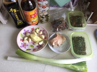 4、煲一锅好卤➕香卤牛肉,其他配料：生抽、老抽，料酒，蚝油，土冰糖。姜去皮清洗蒜剥皮洗净，大葱择好洗净备用