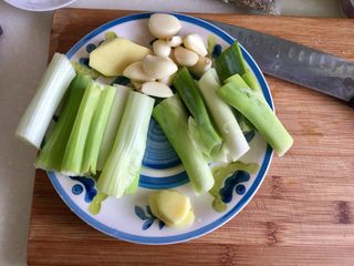 5、煲一锅好卤➕香卤牛肉,大葱切段，姜切片，蒜整粒就可以，备用