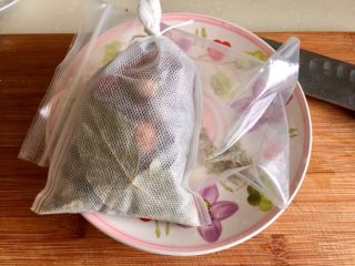 8、煲一锅好卤➕香卤牛肉,卤料包里的香料，我多加了六颗干辣椒、一小把花椒，一起装入纱布袋中，扎口系紧