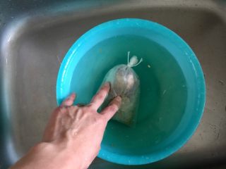 9、煲一锅好卤➕香卤牛肉,把香料包浸入水中清洗一下