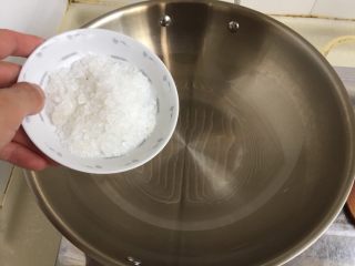 12、煲一锅好卤➕香卤牛肉,加入土冰糖，小火炒糖色