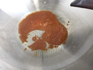 13、煲一锅好卤➕香卤牛肉,炒到冰糖融化，颜色变棕红色冒小泡，我提前一点时间拍的，怕拍的晚了过了