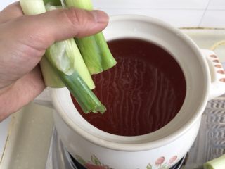 16、煲一锅好卤➕香卤牛肉,加入一部分大葱，两三片姜