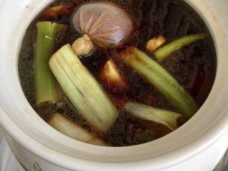 29、煲一锅好卤➕香卤牛肉,大火煮开，尝下咸淡，添加适量食盐，卤肉的卤水不能淡了