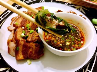 34、煲一锅好卤➕香卤牛肉,用生菜包肉吃，也很棒。好吧，其实卤五花肉是为了这锅好卤来卤牛肉，不过五花肉好香啊。煮好的老卤捞出香料包，葱姜蒜煮开备用