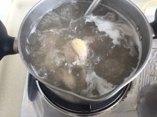 38、煲一锅好卤➕香卤牛肉,大火煮开，再煮两三分钟，除去血沫