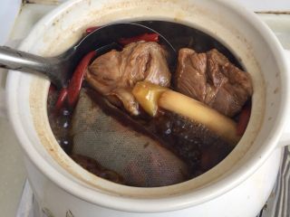 47、煲一锅好卤➕香卤牛肉,大火煮开，尝下味道，根据个人口味添加适量食盐