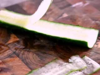 3、美观，口感也超级赞——翡翠卷,再用刮皮器刮成片状