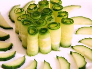 4、美观，口感也超级赞——翡翠卷,将黄瓜卷起摆盘