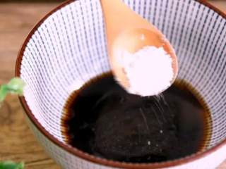 5、美观，口感也超级赞——翡翠卷,碗中倒入，生抽、醋、香油、盐、糖，搅拌均匀