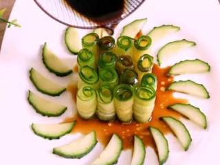 6、美观，口感也超级赞——翡翠卷,淋上调料汁，再放入姜蒜末、小米椒