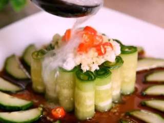 7、美观，口感也超级赞——翡翠卷,淋上热油即可 