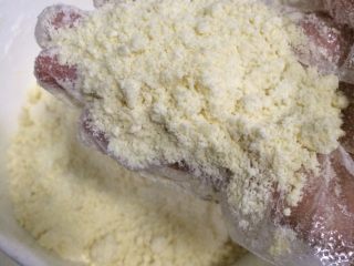 4、红豆葡萄干松饼,用手把黄油和其他粉类搓成屑状。