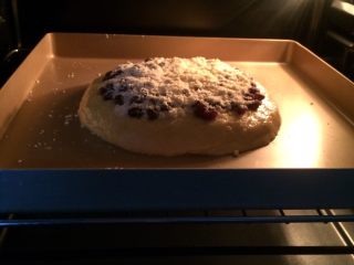 13、红豆葡萄干松饼,把松饼面团移入不粘烤盘内（也可以直接提着油纸一起放入烤盘内），入预热好的烤箱中层180度，上下火，约25分钟左右。