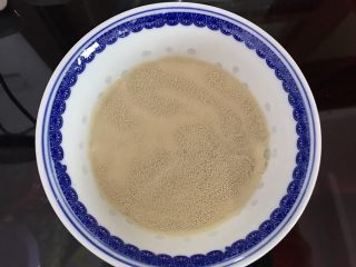 1、柠檬芝士夹心饼干,酵母融化在室温的牛奶里，酵化一下