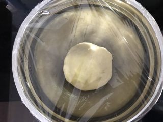 4、柠檬芝士夹心饼干,放入干净的盆里，盖上保鲜膜，发酵