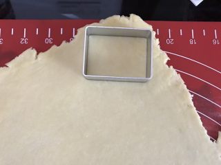 6、柠檬芝士夹心饼干,用饼干模具压出形状。我用的凤梨酥的模具