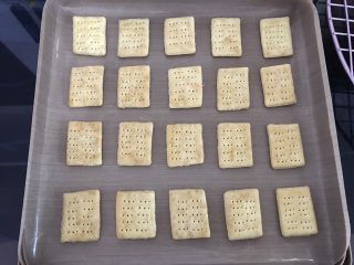 9、柠檬芝士夹心饼干,烤至表面上色即可