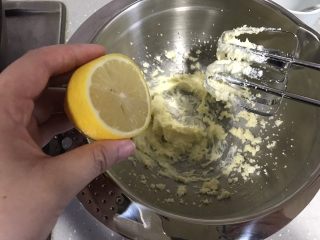 11、柠檬芝士夹心饼干,挤入半颗柠檬汁，继续打发至羽毛状