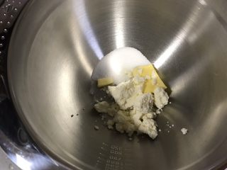 10、柠檬芝士夹心饼干,制作柠檬夹馅。黄油和奶油奶酪室温软化，加入细砂糖打发至混合