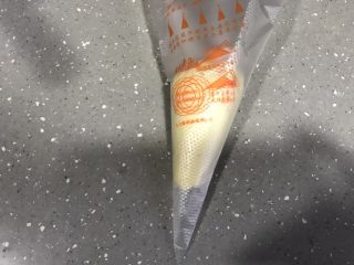 12、柠檬芝士夹心饼干,装入裱花袋，冷藏30分钟