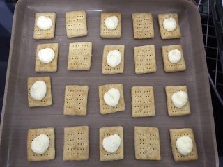13、柠檬芝士夹心饼干,饼干晾凉后，挤上夹馅，盖上另一片饼干