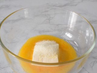 5、低脂软曲奇,加入白糖