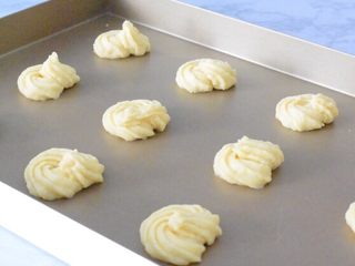 12、低脂软曲奇,在烤盘上挤出圆形曲奇面团