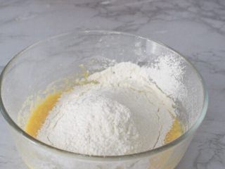 9、低脂软曲奇,筛入混合粉类