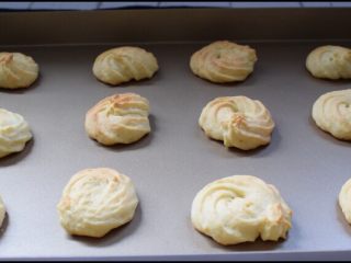 14、低脂软曲奇,烤至表面金黄色即可