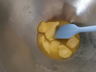 4、宝宝无盐黄油饼干,轻轻搅动一下。