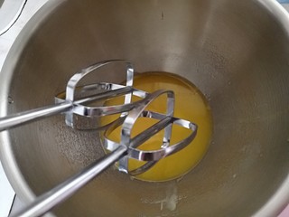 8、宝宝无盐黄油饼干,用打蛋器打蛋黄，黄油。