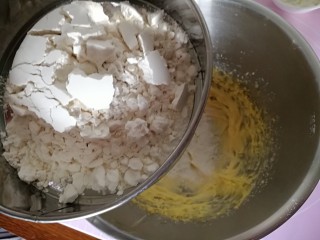 10、宝宝无盐黄油饼干,筛入低粉。