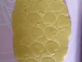 19、宝宝无盐黄油饼干,然后用模具压出形状。压好的饼干形状取的时候有点儿费劲，可以用小刀托起放在油纸上。