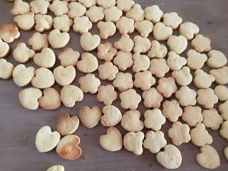 23、宝宝无盐黄油饼干,烤好后，从烤箱内把饼干取出凉凉，宝宝就可以吃了，酥软香甜的小零食。