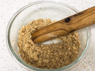 2、核桃酥,用擀面杖敲碎，或者用料理机打碎。