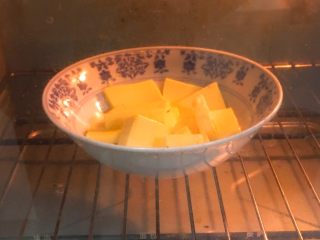 3、核桃酥,黄油融化，可以用微波炉或者烤箱加热。