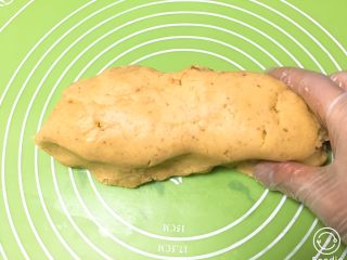 8、核桃酥,先用刮刀翻拌，后用手加工成团，静置20分钟。